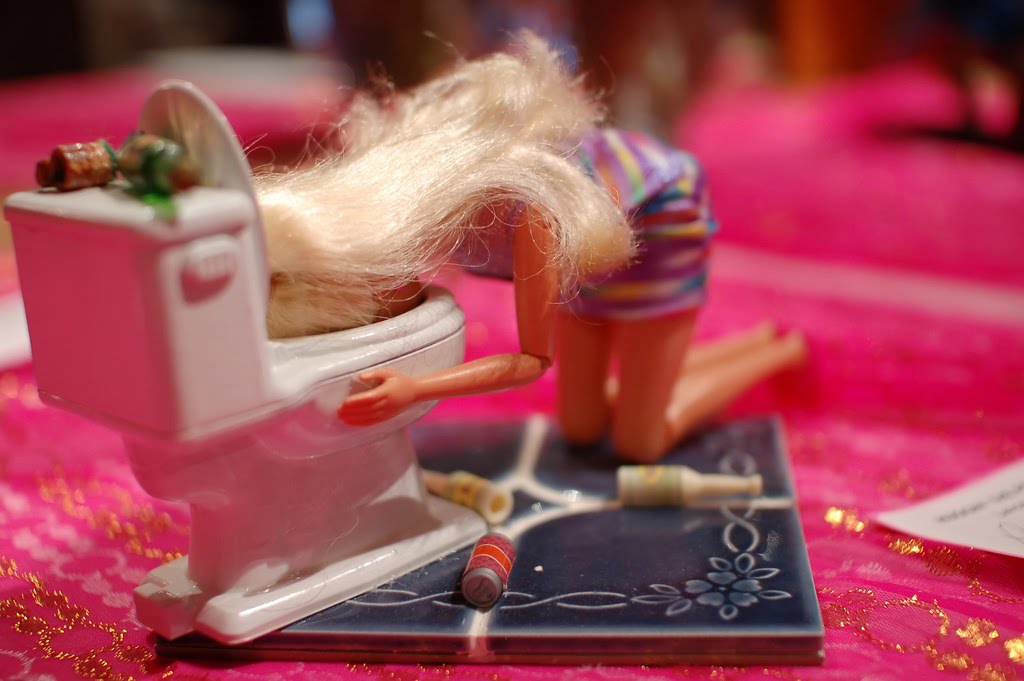 выставка Annual Altered Barbie Exhibit, где можно было увидеть Барби-садист...