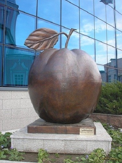Памятник яблоку Курск