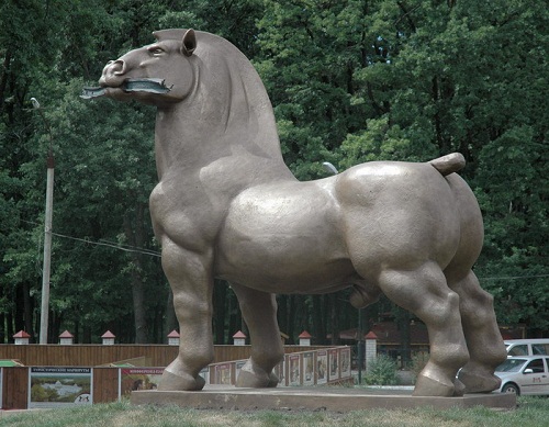 Памятник коню с яйцами Воронеж