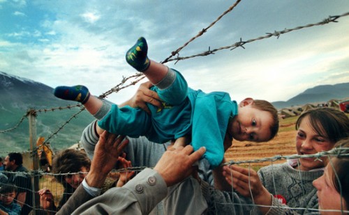  2000 г. Кэрол Гьюзи, Майкл Уильямсон и Люсьен Перкинс (Washington Post) за серию фотографий о косовских беженцах 