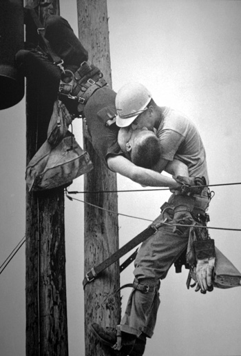  1968 г. Рокко Морабито за фотографию "Поцелуй жизни", на которой один рабочий спасает другого после удара током 