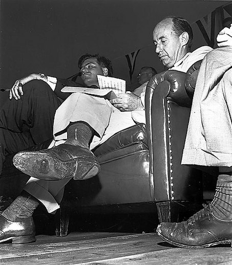  1953 г. Уильям Галлахер за фотографию дырявого ботинка кандидата в президенты США Адлая Стивенсона. Стивенсон проиграл Эйзенхауэру 