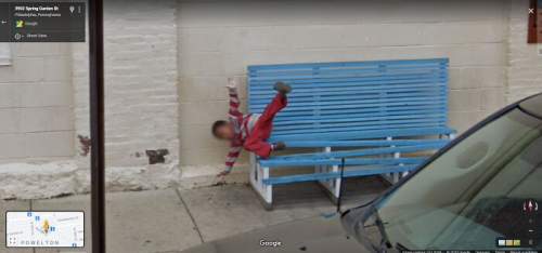 В Филадельфии, штат Пенсильвания, нашли мальчика, упавшего со скамейки!