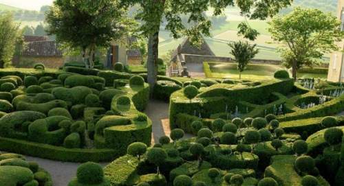 Сад замка Маркизъяк во французском городе Везак