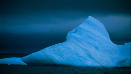 21. Айсберг в темных водах Южного океана, у берегов Антарктиды . (Photographer: winkyintheuk)