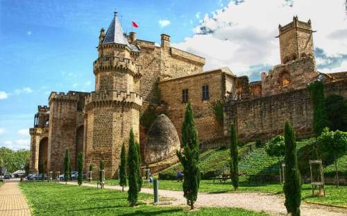 Королевский замок Олите ? бывший замок королей Наварры, расположенный на севере Испании. Силуэт замка не только внушителен, но и уникален своим архитектурным хаосом
