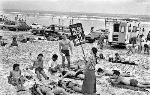 Пуританин протестует против слишком откровенных купальников на пляже Флориды, 1985 год. США.