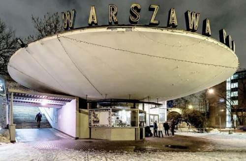 Кафе на вокзале - Pkp Warszawa Powi?le, (бывшая билетная касса) и главный вход из здания Puma; Варшава, Польша, спроектировано и построено в 1954-1963 годах, архитекторы Арсениуш Романович, Петр Шиманяк.