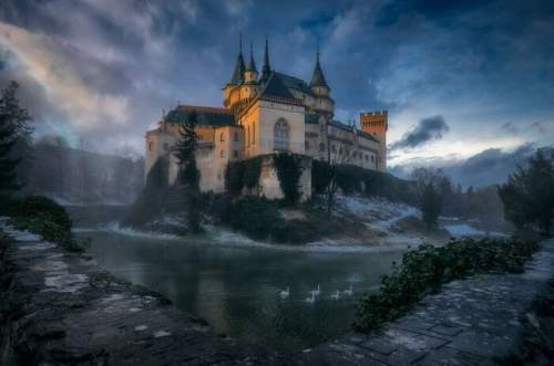 Замок Бойнице был построен в 12 веке, он расположен в Словакии и имеет элементы романтики, готики и ренессанса.