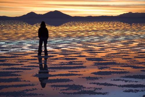 5. Отражения солнечных лучей на поверхности солончака Салар де Юни, Боливия. Салар де Юни, самый большой солончак в мире, во время сезона дождей покрывается слоем воды, в которой отражается небо. (Photographer: Luca Galuzzi)