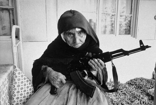 106-летняя армянка показывает, что она более чем способна защитить свой дом, 1990 г.