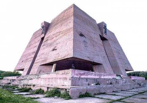 Пантеон героям сербско-болгарской войны, Гургулят, Болгария, построен в 1985 году.