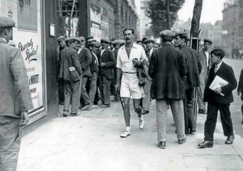 Энтузиаст реформы мужской одежды идет по улице в Лондоне. MDRP (Партия реформы мужской одежды) была сформирована в межвоенные годы в Великобритании, 1930 г.