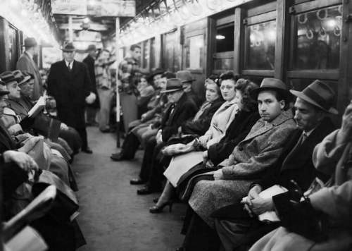 Пассажиры нью-йоркского метро сидят без газет во время газетной забастовки в городе (1953)