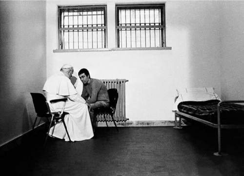 Папа Иоанн Павел II беседует с Мехметом Агджой, человеком, который пытался его убить, в итальянской тюрьме, 1983 год.