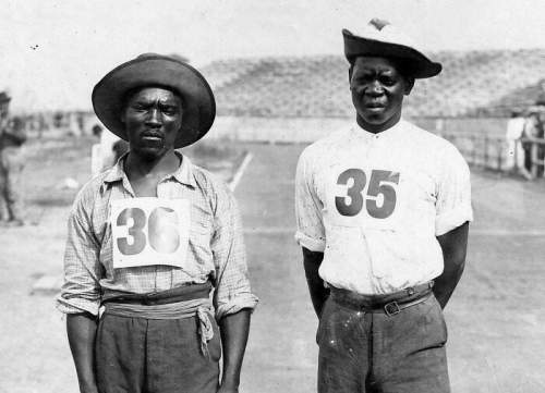 Первые чернокожие южноафриканские олимпийцы Лен Тауньяне (слева) и Ян Машиани (справа) участвовали в гонках босиком на Олимпийских играх 1904 года. Несмотря на трудности, Тауняне лидировал, пока его не преследовали дикие собаки, финишировав 9-м и 12-м.