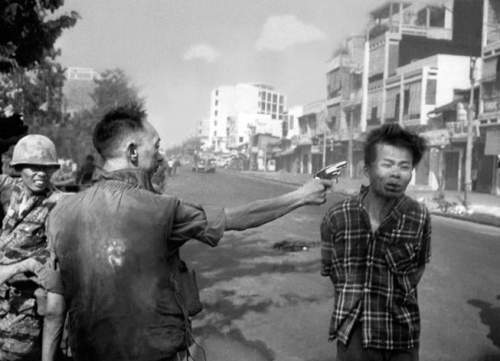 Фотография офицера, стреляющего в голову закованного в наручники заключенного, не только получила пулитцеровскую премию в 1969 году, но и также окончательно изменила отношение американцев к тому, что происходило во Вьетнаме. Несмотря на очевидность изображения, на самом деле фотография не так однозначна, как показалось простым американцам, преисполнившимся сочувствием к казненному. Дело в том, что человек в наручниках - капитан вьетконговских "воинов мести", и в этот день им и его подручными было застрелено множество невооруженных мирных жителей. Генерала Nguyen Ngoc Loan, изображенного на фотографии слева, всю жизнь преследовало его прошлое: его отказывались лечить в австралийском военном госпитале, после переезда в США он столкнулся с массированной кампанией, призывавшей к его немедленной депортации, ресторан, который он открыл в Вирджинии, каждый день подвергался нападению вандалов. "Мы знаем, кто ты такой!" - эта надпись преследовала генерала армии всю жизнь.