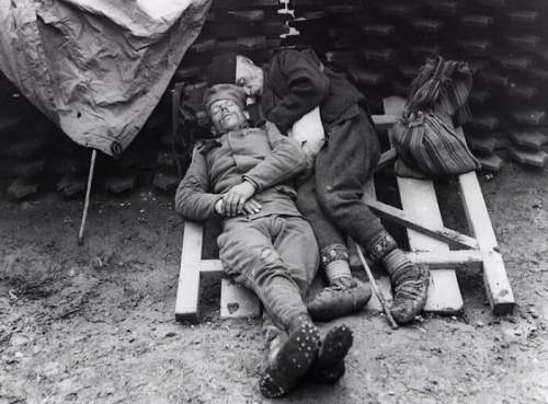 Сербский солдат спит со своим отцом, который пришел навестить его на передовой под Белградом, 1914/1915 гг.