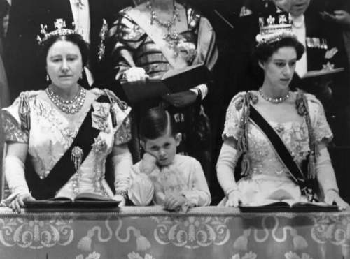 Король Карл III на балконе Букингемского дворца после коронации матери в 1953 году.