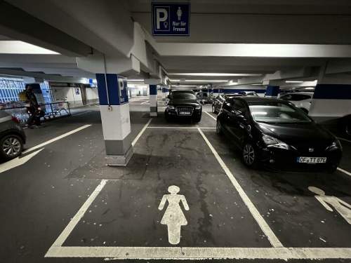 Парковка ?только для женщин? в Германии. Около 7% насильственных преступлений против женщин происходят в гаражах, и это попытка сделать парковку более безопасной для женщин