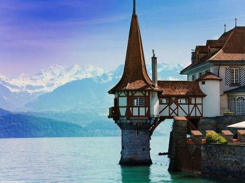 Этот замок в Оберхофене с башней на воде расположен на правом берегу Тунского озера в Швейцарии. Он восходит к 13 веку