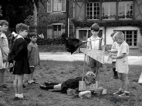 Дети играют с игрушечной гильотиной, Франция, 1959 год.