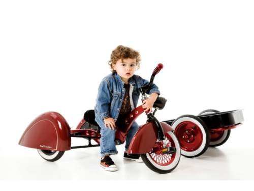 Компания Kid Kustoms ставит своей целью сделать трицикл, а точнее детский трехколесный велосипед, предметом гордости, как ребенка, так и его родителей. Специальная форма крыльев и рамы, фара и другие дизайнерские решения, чтобы сделать трицикл особенным.