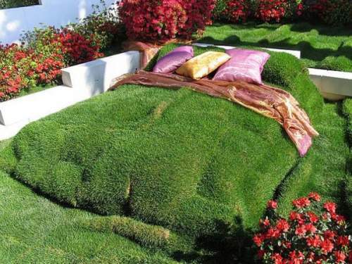 Кровать в саду