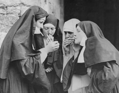 Сестры на перекуре, Англия, 1960-е.