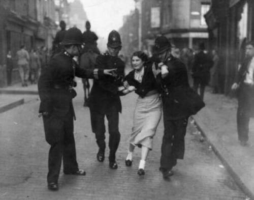 Женщина арестована во время битвы на Кейбл-стрит, 1936 год. Для тех, кто не знает, битва произошла между жителями Восточного Лондона и фашистскими чернорубашечниками Освальда Мосли.
