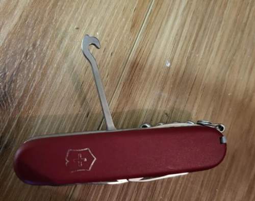 Швейцарский армейский нож, крючок для посылок. Большинство людей не знают, для чего он нужен, но он позволяет использовать нож как ручку для переноски.