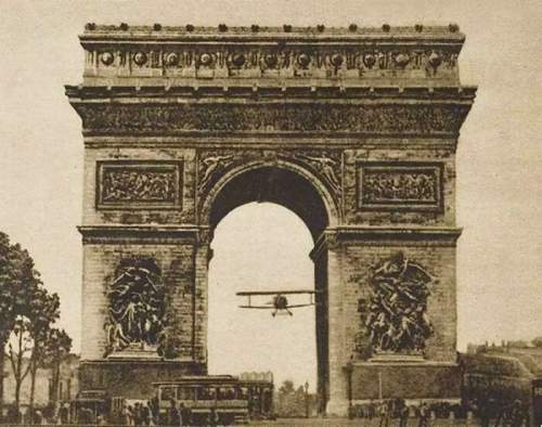 Шарль Годфруа пролетает через Триумфальную арку в Париже. Высота проема 29,42 м, ширина 14,62 м. Размах крыла самолета 9 метров, 1919 г.