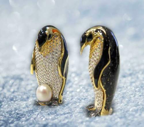 Подвески в виде пингвинов мужского и женского пола из 14-каратного золота, которые я разработал. Тот, у кого яйцо - мужчина