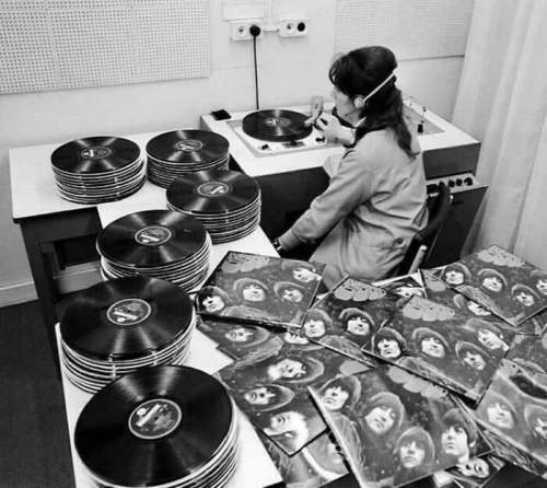 Контроль качества на заводе по производству виниловых пластинок Эми в Лондоне (1965 г.). Резиновая душа Битлз