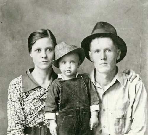 Двухлетний Элвис Пресли с родителями, 1937 год.
