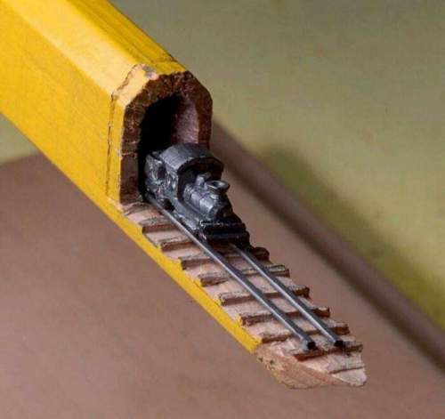 Поезд, вырезанный из кончика карандаша. (Художник: Синди Чинн)
