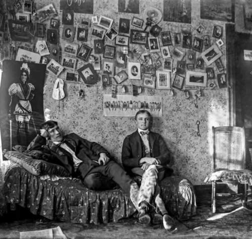 Пара студентов тусуется в своей комнате в общежитии Университета Иллинойса, 1910 год.