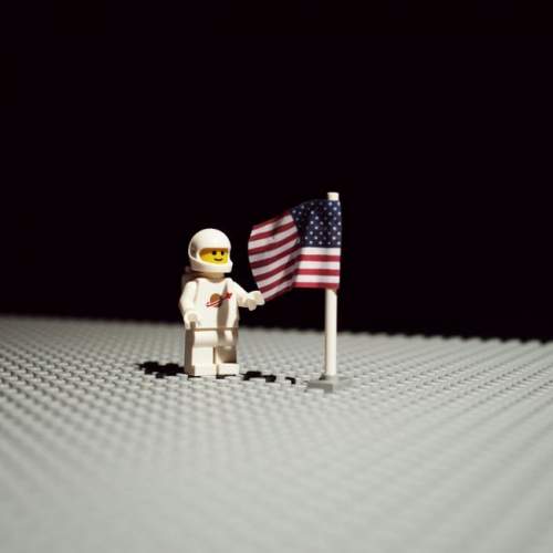 Легендарные фото воссоздали из Lego