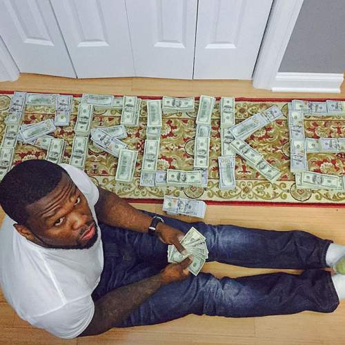 50 Cent продемонстрировал свое богатство, опубликовав фотографию в Instagram и написав ?разорился? стопками из сотен