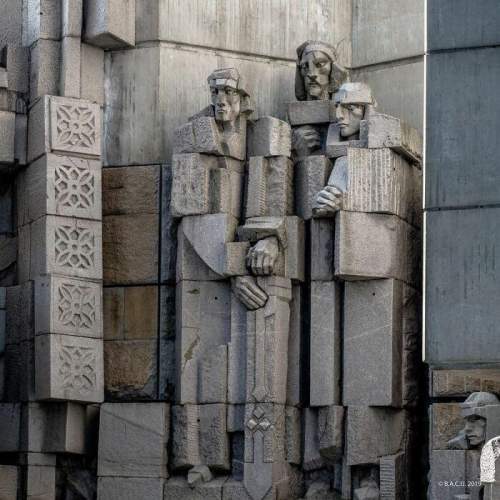 Немногие из множества внушительных статуй, расположенных в центре памятника 1300-летию Болгарии
