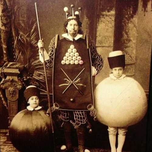 Этот портрет русской семьи был сделан еще в 1886 году. Отец был одержим бильярдом и одевал своих детей, как бильярдные шары.