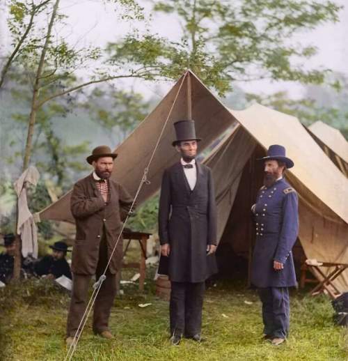 Авраам Линкольн в Геттисберге во время Гражданской войны. Слева: Аллан Пинкертон, справа: генерал Джон Макклернанд. 1863 г. (раскрашено)