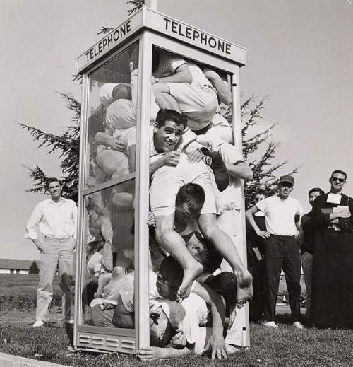 Увидеть, сколько людей можно усадить в телефонную будку, было тем, чем занимались подростки до Интернета, 1959 год.