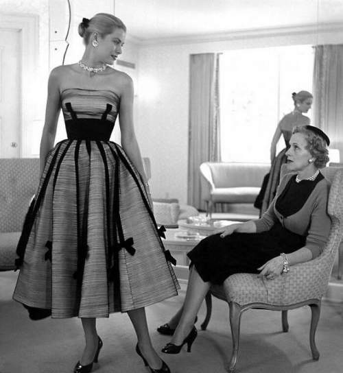 Грейс Келли покупает платья со своей мамой Маргарет в Нью-Йорке, 1955 год.