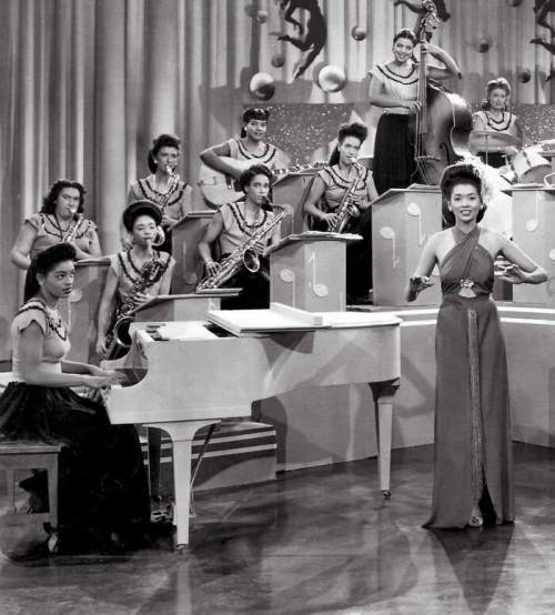 The International Sweethearts Of Rhythm, новаторская женская джаз-свинг-группа с руководителем оркестра Анной Мэй Уинберн, 1940-е годы