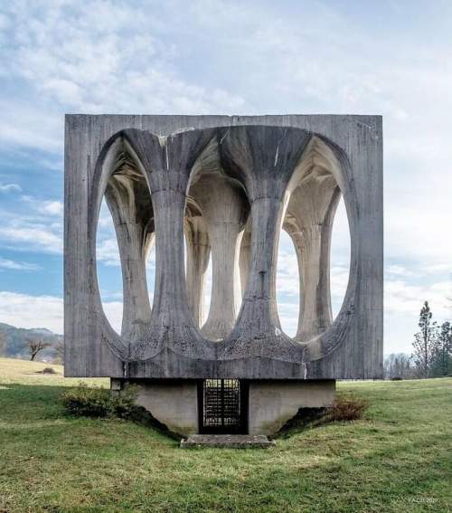 Памятник на Холме Свободы работы Янеза Ленасси в Илирской Бистрице, Республика Словения, 1965 г.