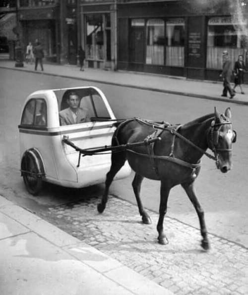 Сверхлегкий конный автомобиль в движении в Париже (1943)