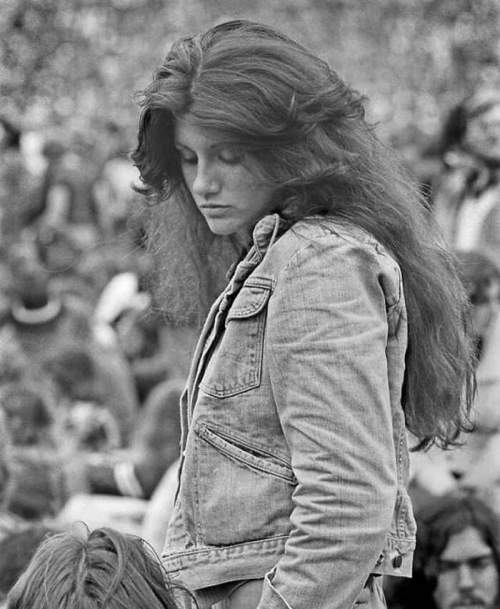 У этой старшеклассницы джинсовая куртка и прическа, которые были популярны в 70-х годах