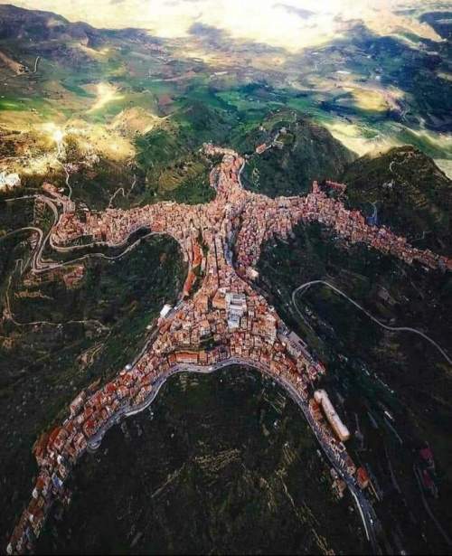 Вид с воздуха на город Центурипе на Сицилии, Италия