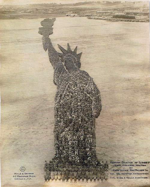 На картине с изображением Статуи Свободы присутствует 18000 человек: 12000 из них формируют один факел, но всего лишь 17 человек стоят в основании.